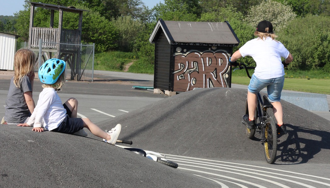 Barn som leker i skatepark.
