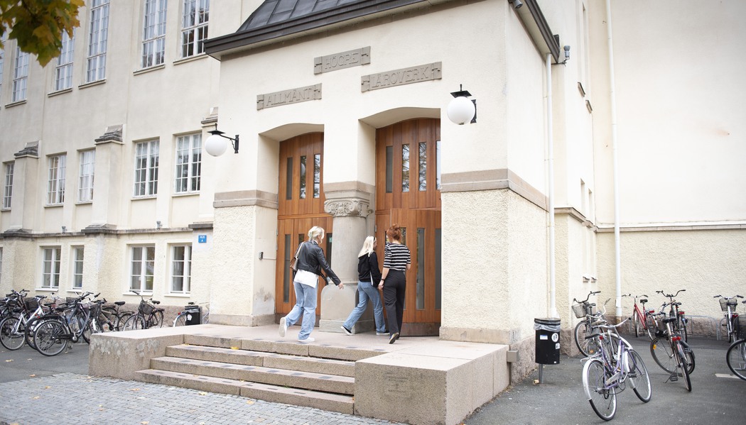 Elever som går in genom entré på Eksjö gymnasium.