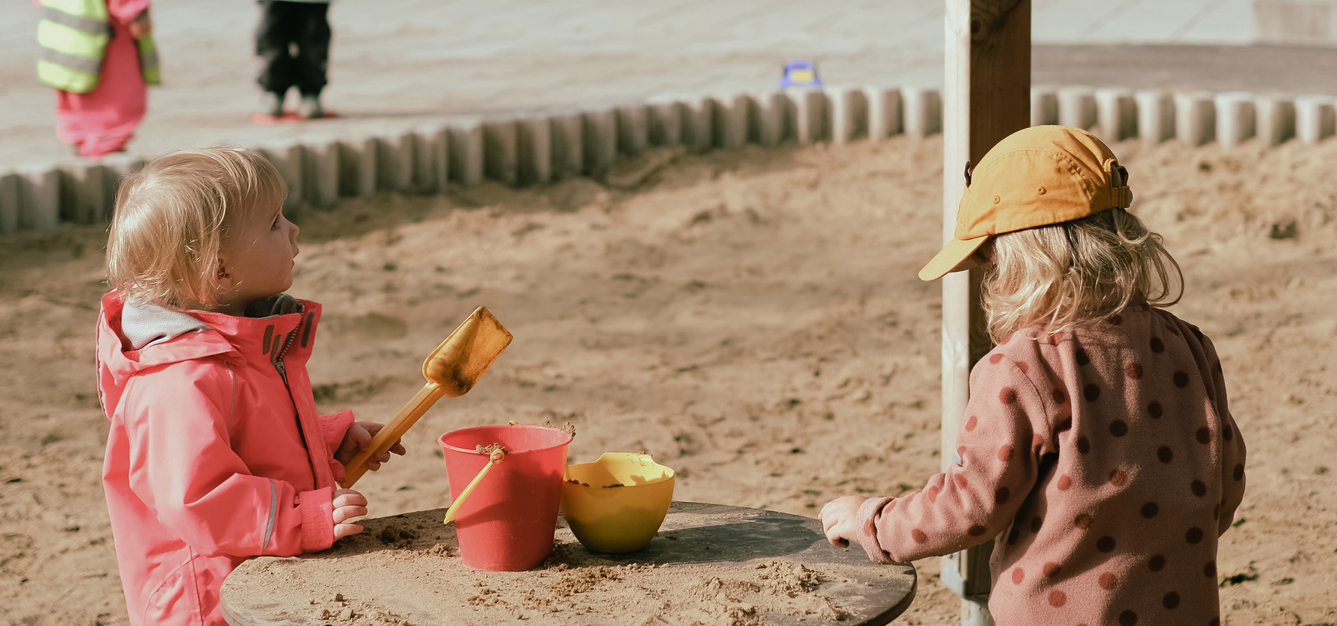 Barn leker i sandlåda på förskola.