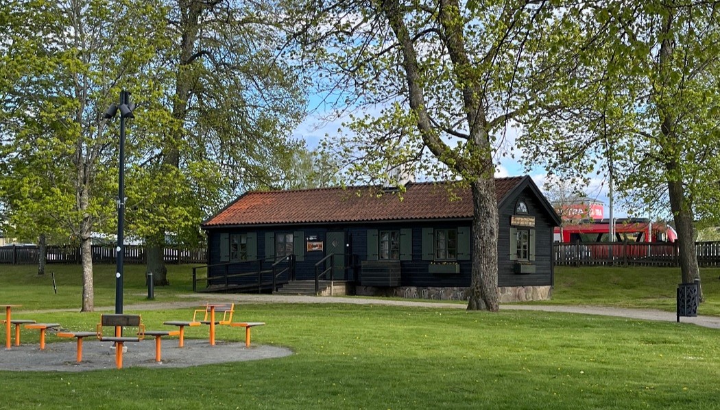 En utomhusbild av stugan
