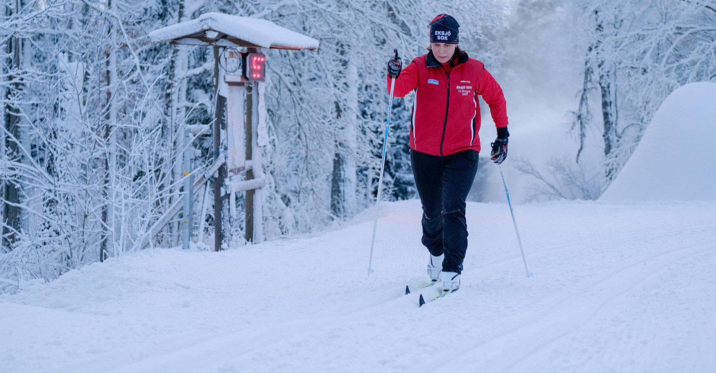 Kvinna som åker skidor