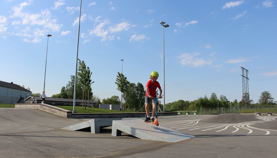 Pojke som åker sparkcykel