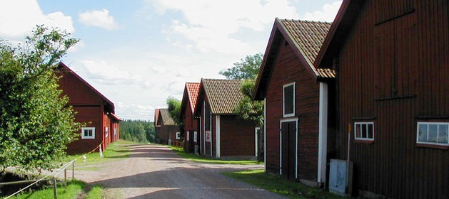 Länga med röda hus i Fågelhult radby