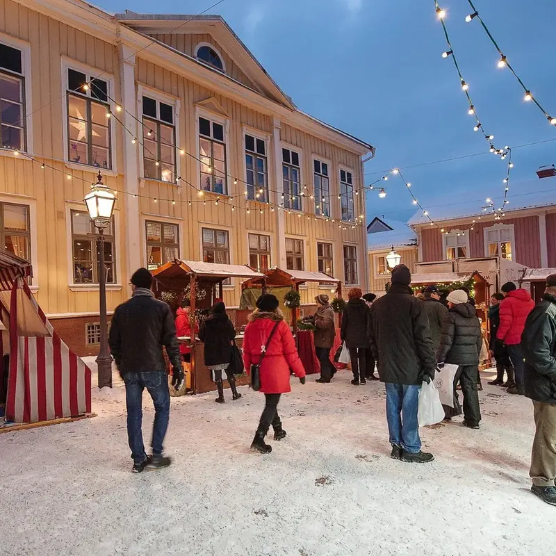 Människor på Lilla Torget