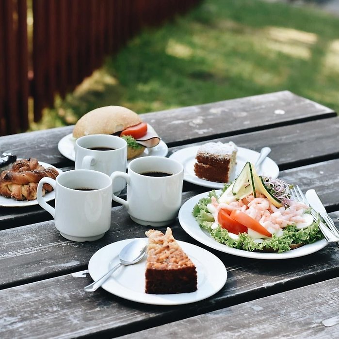 Fika med räkmacka och kakor