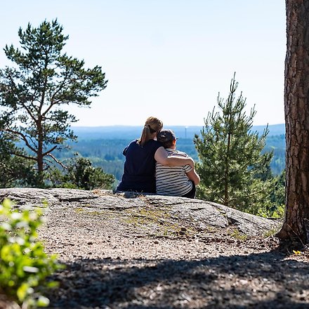 Mor och son blickar ut från Skuruhatt